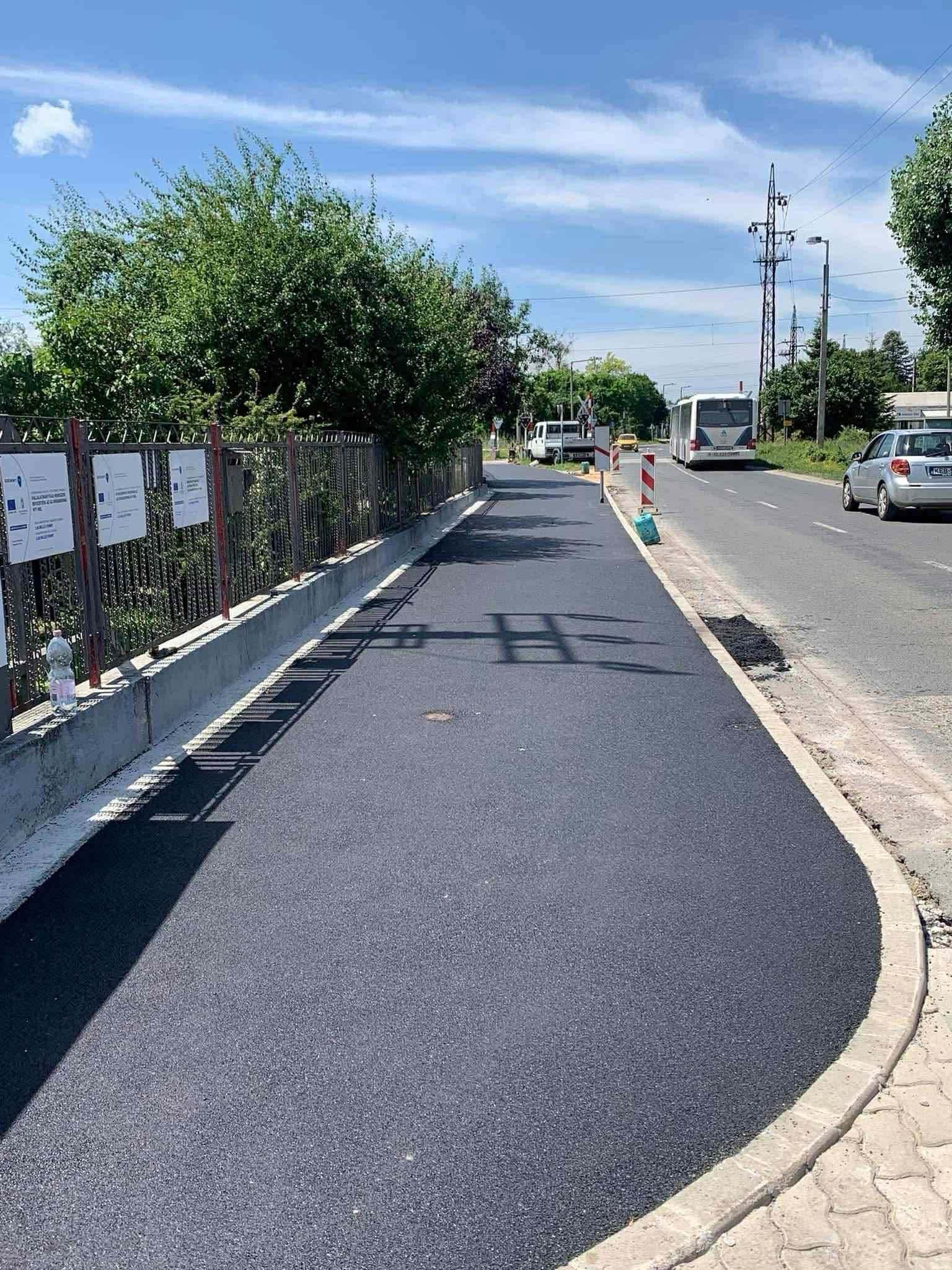 Aszfaltozott járda kivitelezése, tiszta és tartós végeredménnyel.