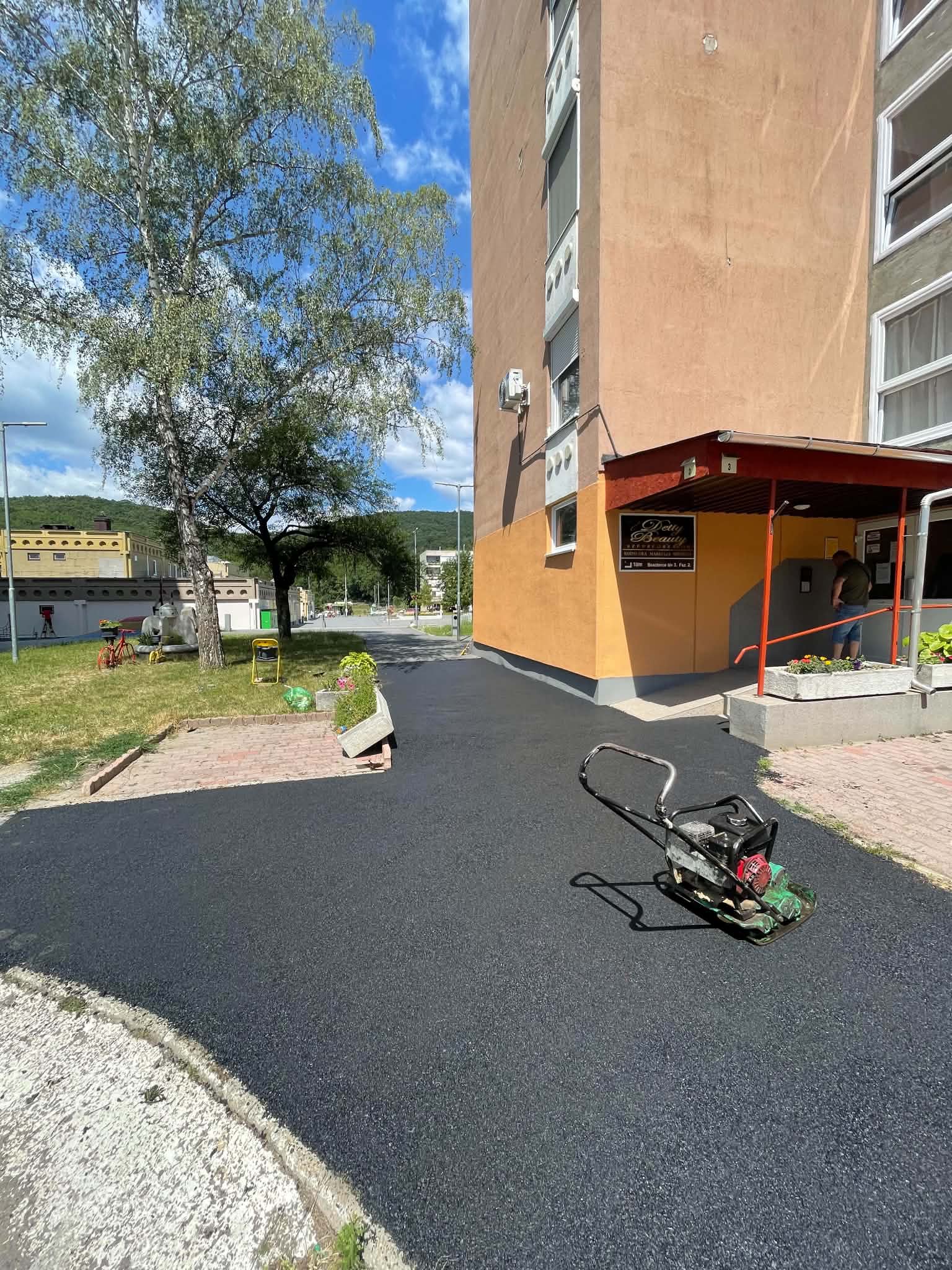 Társasház melletti aszfaltozás, tartós és esztétikus végeredménnyel.